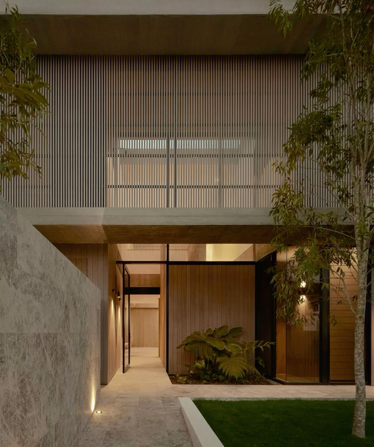 Entrada de residencia con iluminación nocturna