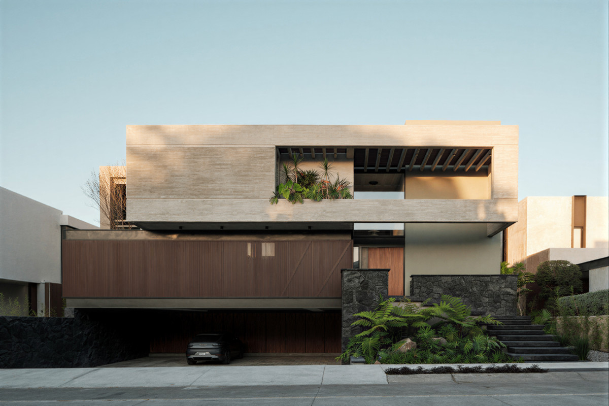 Casa contemporánea con fachada de piedra y madera